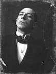 https://upload.wikimedia.org/wikipedia/commons/thumb/b/ba/Umberto_Boccioni%2C_portrait_photograph.jpg/110px-Umberto_Boccioni%2C_portrait_photograph.jpg
